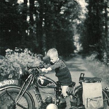 Kenteken: A 31237; Wim op de Harley Davidson, 1946, foto: I. Fellinger-Feddema