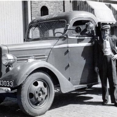 Kenteken: A 43033; A. Gorter naast de Indiana truck zonder oplegger, van Smid en Hollander, in de vrachtauto mogelijk zijn dochter, foto: Historische Vereniging Hoogkerk (2017_12_14 IMG_0000)