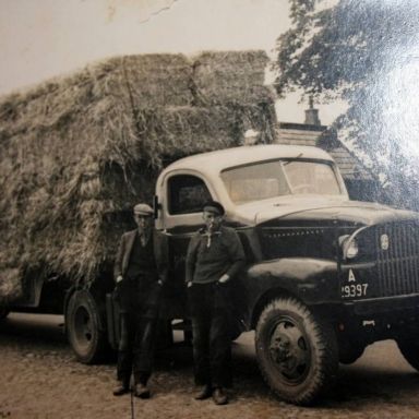 Kenteken: A 29397; Heijo v.d. Veen en Abel Blokzijl naast de GMC, foto: W. Swijgman