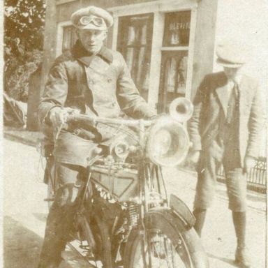 Kenteken: A 2357; Jan Bennema (1896-1972) op zijn Simplex motorfiets, foto: E. J. Bennema