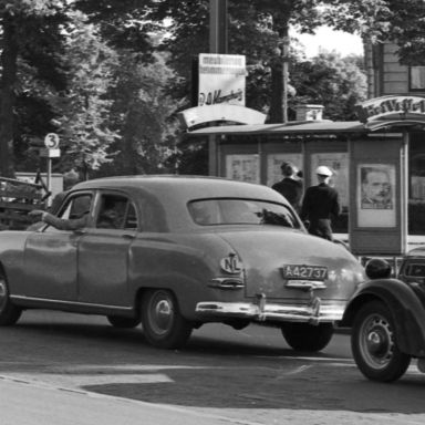 Kenteken: A 42737; Kaiser Frazer, Hereplein Groningen, 20-5-1952 foto: P. Boonstra