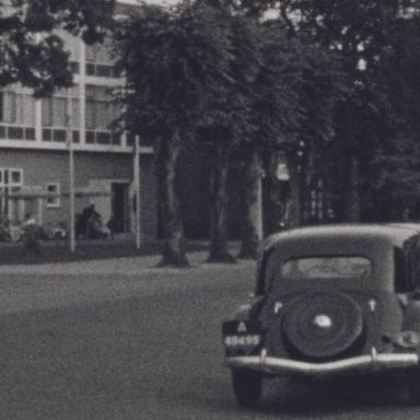 Kenteken: A 49495; Citroën Traction Avant, foto: still uit de film "25-jarig huwelijk", 1953, coll GrA (2209-AV26578)