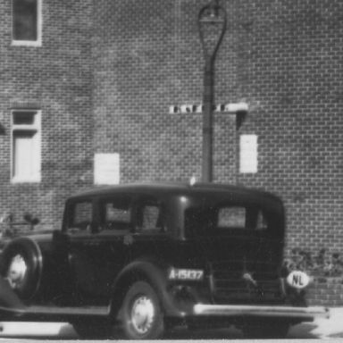 Kenteken: A 15137; Graham Blue Streak, Groningen, Oosterhamrikkade ca. 1935. foto: uitsnede 1785-1648.jpg
