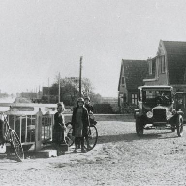 Kenteken: A 10250; Ford T, Van der Duyn van Maasdamweg, Hoogezand 1930, foto: collectie Veenkoloniaal Museum (VM-6-1-4 Ho-Du-13)
