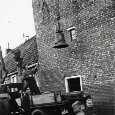 Kenteken: A 49020; Ford, Ezinge, Torenstraat : klok Nederlandse Hervormde kerk wordt in toren gehesen, 1952 (2138_8176)