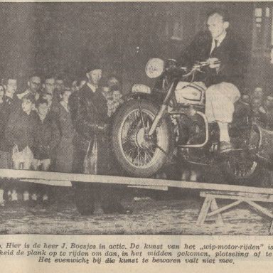 Kenteken: A 42813; Norton, foto: Nieuwsblad van het Noorden, 07-08-1953
