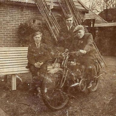 Kenteken: A 2462; Ardie motor met v.l.n.r. Albert Jan Nijenhuis, Luitje Veenhuizen en Anne de Groot, Schoonoord, maart 1932, foto: Facebook Historisch Schoonoord 