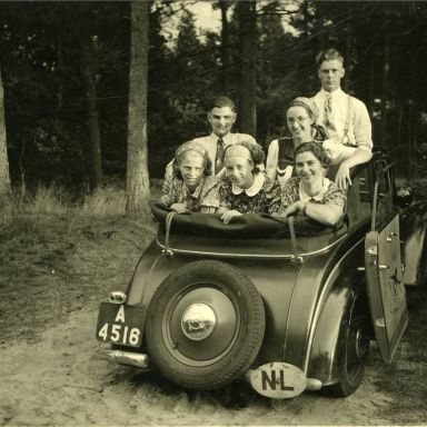 Kenteken: A 4516; J.G. Hoetjer, J. Ekema, 3 onbekende dames en R. Hoetjer in de DKW, foto: M. Fokkens