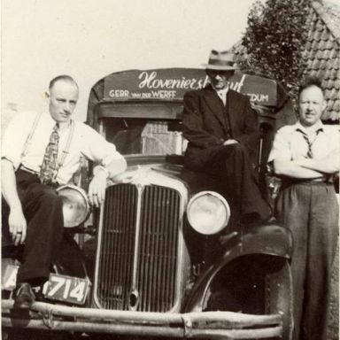 Kenteken: A 41714; Renault, foto: facebookpagina Historische vereniging Bedum. links Thadeus Amsing, midden van der Werf, rechts Beekman