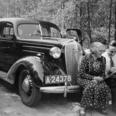 Kenteken: A 24378; Hendrik Brands en onbekende dame bij de Chevrolet Master, 1938, foto: P. Brands