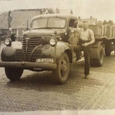 Kenteken: A 37589; Hendrik Seip naast de Fargo met DAM schommelas oplegger direct na WO-II, foto: H. Schmitz