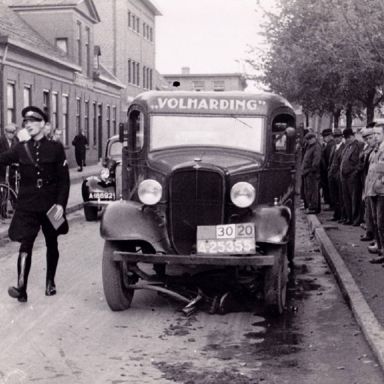 Kenteken: A 18692; Winschoten, de Venne ca. 1950, ongeluk tussen een fietser en een bestelauto, foto: F. Bos