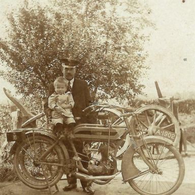 Kenteken: A 1902; Lubertus Fransen met zijn zoontje Heiko bij de motorfiets, foto: G. Schuur