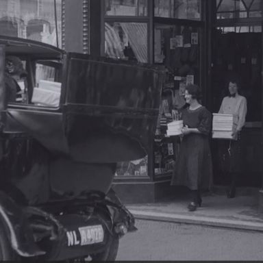 Kenteken: A 4026; Adler, still uit film Winkelweek 1923 Winschoten, bron: <a href='http://in.beeldengeluid.nl/collectie/details/expressie/20227/false/true' target='_blank'>beeldengeluid.nl</a>