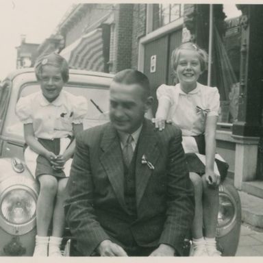 Kenteken: A 17002; Skoda 1100, v.l.n.r. Anneke Hopma, Epko Hopma en Peta Hopma, Hogestraat, Loppersum, ca. 1955, foto: <a href='https://beeldbank.hvloppersum.nl/items/show/2744' target='_blank'>Historische vereniging Loppersum</a>