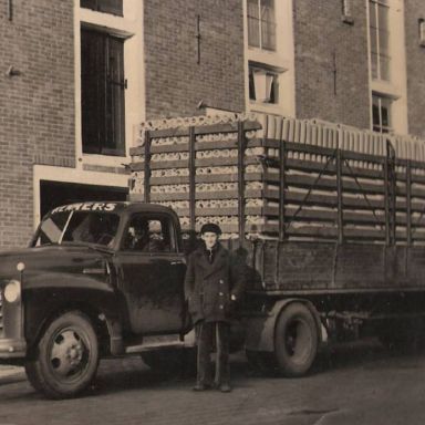 Kenteken: A 23721; Chevrolet met lading weckflessen, foto: collectie W. Eekhof