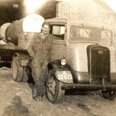 Kenteken: A 32625; Wieger Visser naast de Ford, foto: R. Heersema