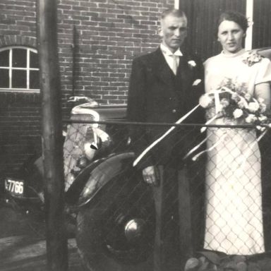 Kenteken: A 7766; Ford, Huwelijk G. Smid, ca. 1937, foto: G. Vegter