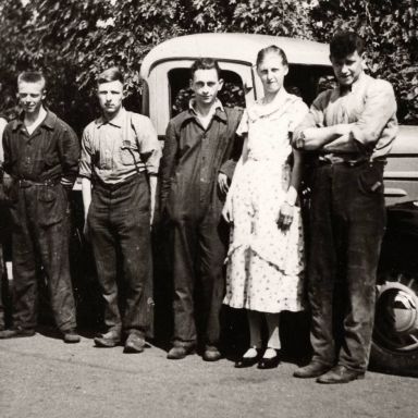 Kenteken: A 26315; Chevrolet, v.l.n.r.: L. Burema, K. Poelman, J.Slagter, H.Smit, Brink, J. Blaauw-v.d.Veen en J.Groenewold 18-6-1936 (818-19970)