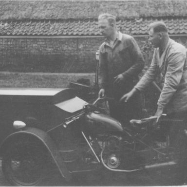 Kenteken: A 16358; Hendrik de Groot (links), bij zijn garage is de foto genomen en Pieter Roelfsema. Rechts nog net zichtbaar A-16358 foto: H. Nieborg, Historische Vereniging Scharmer-Harkstede