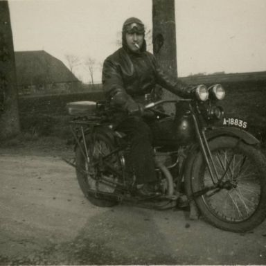 Kenteken: A 18835; Doeko Visser op de Indian, ca. 1931, foto: S. Abels