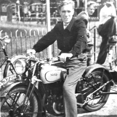 Kenteken: A 37212; Jan Wolf op de Norton, Siddeburen, 1946, foto: <a href='https://www.facebook.com/photo/?fbid=7301171119895238&set=g.208383033277909' target='_blank'>facebook T. Wolf</a>