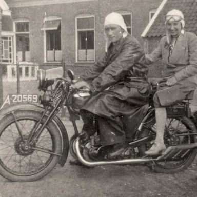 Kenteken: A 20569; W. Bolt en latere echtgenote op de TWN, 1935, foto: G. Vegter