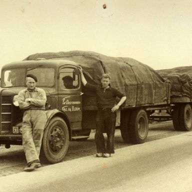 Kenteken: A 32624; Having Oosterheerd en Ruth Zuidema bij de Austin, foto: archief W. Mollema