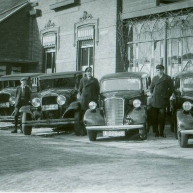 Kenteken: A 4578; Opel 6, Garage van Assen, Appingedam, geheel rechts Jan van Assen, 1938, foto: T. Groenewold