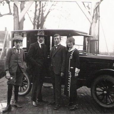 Kenteken: A 7318; Overland, v.l.n.r. Anko, Willem Jan, Niek en Tine Kiers, foto: Historische vereniging Ten Post (hvtp0819.jpg)
