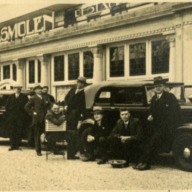 Kenteken: A 14615; Ford A Victoria, het bestuur van Gruno onderweg naar Heerlen, voor Café Restaurant de Plasmolen, 1937, foto: AW2025.018