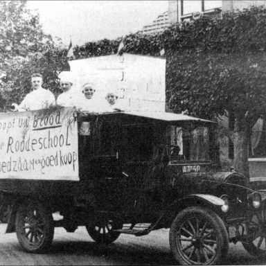 Kenteken: A 11140; Ford, foto uit het krantenarchief van de Ommelander Courant, B. P. Bultena