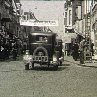 Kenteken: A 22004; Hoek Zuiderdiep-Steentilstraat, 1939, foto: Still uit GAVA-film AV4371