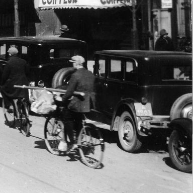 Kenteken: A 1903; Chevrolet,  Groningen, Herestraat oostzijde maart 1930. foto: uitsnede 1785-1198.jpg