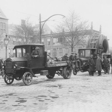 Kenteken: A 4356; Groningen, Bloemstraat, vervoer van een draaistroomhuis 1925. (1785-4171)