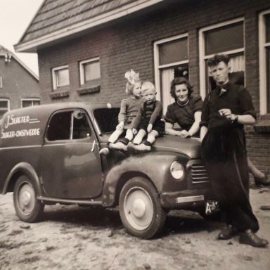 Kenteken: A 42635; De Fiat 500 bestelauto naast de slagerswinkel in Onstwedde. Op de motorkap Ina en Gerrit Slagter, staande Katrien Westenberg en Albert de Jonge, foto: C. Luring