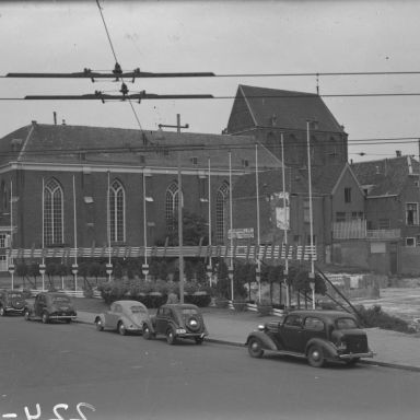 Kenteken: A 30606; Groningen, de Grote Markt tijdens het Internationaal Sportfestival, 1951 (2248-2038); Fotograaf: Fotobedrijf Piet Boonstra