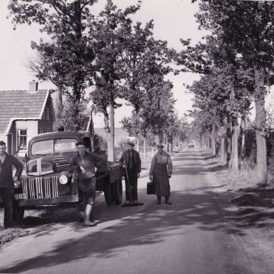 Kenteken: A 37663; Ford, onderhoud Meenteweg Schildwolde door medewerkers gem. Slochteren, 1950 V.l.n.r. Hendrik Hartman, Jakob Lenting, Marten Veen, onbekend, foto: K.J. Mollema