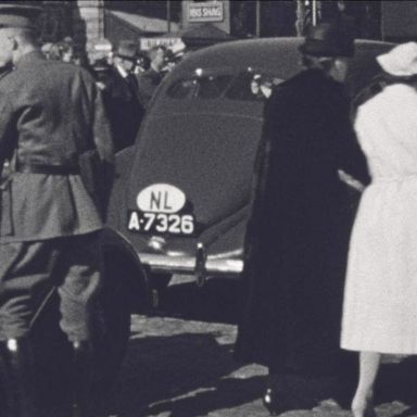 Kenteken: A 7326; Lincoln Zephyr, still uit de film "De boottocht van het Roode Kruis, 1939 (of) Rode Kruis-excursie 1939. Deel 1", P. Dorhout & H. Leefsma, 08-06-1939, coll. GrA (2209-AV0317)