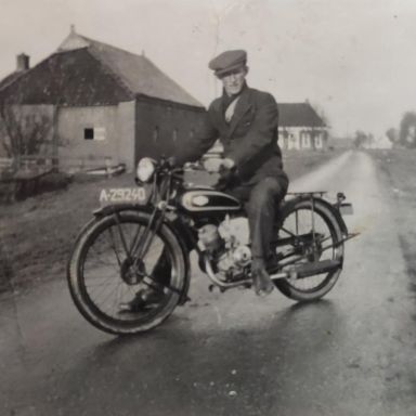 Kenteken: A 29240; Derk Luinge op de motorfiets, foto: B. J. Gritter