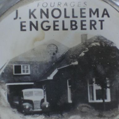 Kenteken: A 39705; De eerste vrachtwagen van Jan Knollema, de foto zit onder een glazen asbak, foto: J. Knollema 