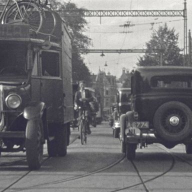 Kenteken: A 6774; Chevrolet, foto: still uit "Verkeersfilm", C. van der Mei, 1934, coll. GrA (2209-0176)