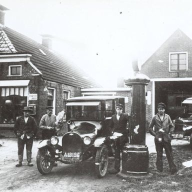 Kenteken: A 18196; Chevrolet, Garage De Wit, Provincialeweg, Kornhorn, ca. 1935 (1986-22635)