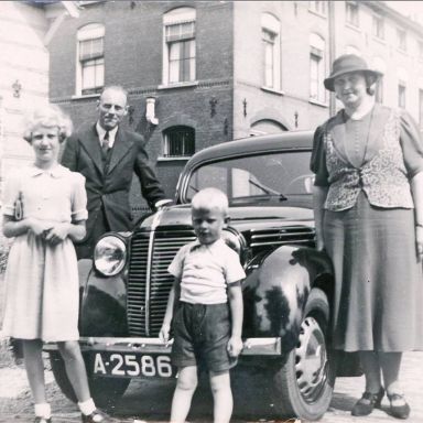Kenteken: A 25867; Renault Juvaquatre met v.l.n.r. Swaantje Hillechien Hofman (1929), Aaldrik Hofman (1901-1980), Tjapko Rudolf Hofman (1935) en Trientje Lantinga (1905-1979), foto: E Hofman