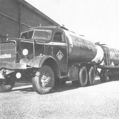 Kenteken: A 37509; Mack, foto: collectie <a href='http://www.transportnostalgie.punt.nl/' target='_blank'>transportnostalgie.punt.nl</a>