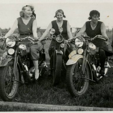 Kenteken: A 1695; Geheel links op de Calthorpe, Catrijn Abels, ca. 1930, foto: S. Abels