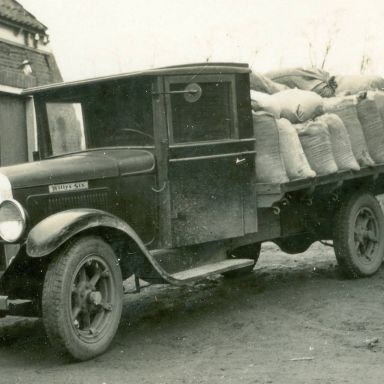 Kenteken: A 18591; Willys Six, Warffum aan de Westervalge nabij de molen, foto: R. Bos; Fotograaf: Willem Offeringa