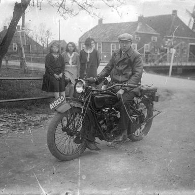 Kenteken: A 18155; Indian, Westerwijtwerd, Heemweg, ca. 1930 (2856_81); Fotograaf: Jan Veenstra