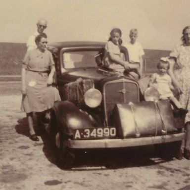 Kenteken: A 34990; Scheveningen, zomer 1947, met 6 man in de Chevrolet, foto: J.H. Olijslager