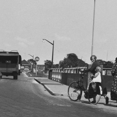 Kenteken: A 26803; DKW, Groningen, Damsterbrug 1937, foto: uitsnede 1785-3798.jpg